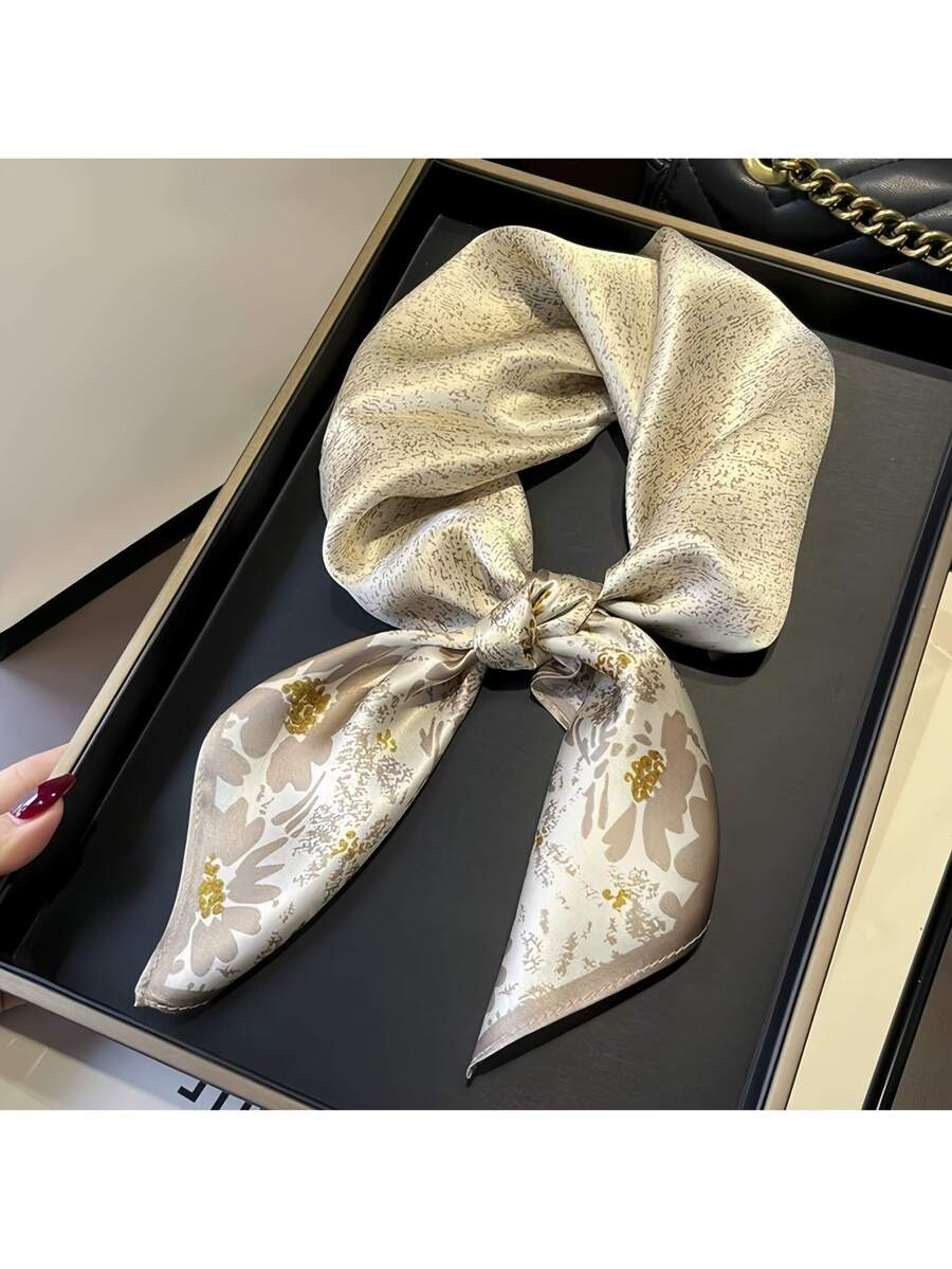 Satinhalsduk i Kaki med Blommönster