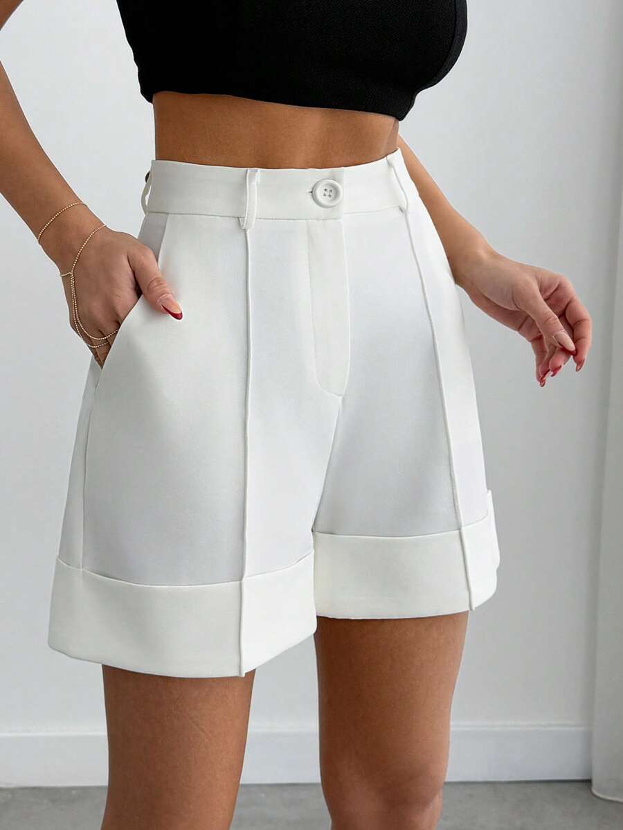 Skräddarsydda midjeshorts med detaljsöm