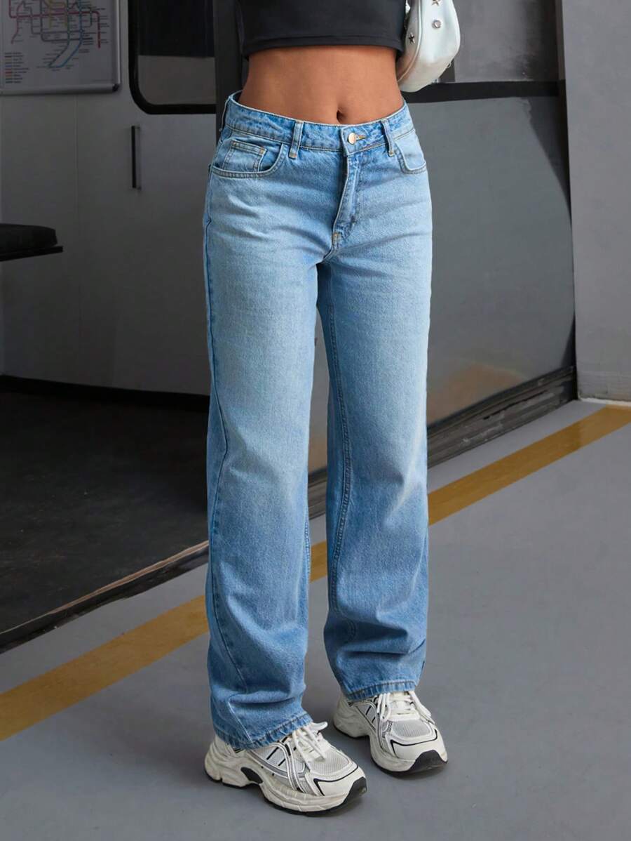 Raka jeans med lösa fickor