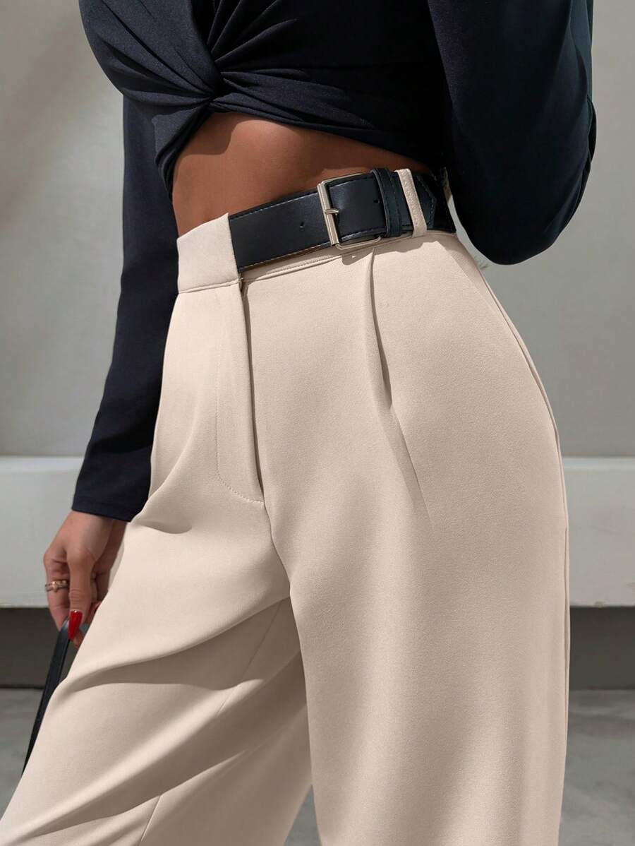 Raka byxor med bältdetalj