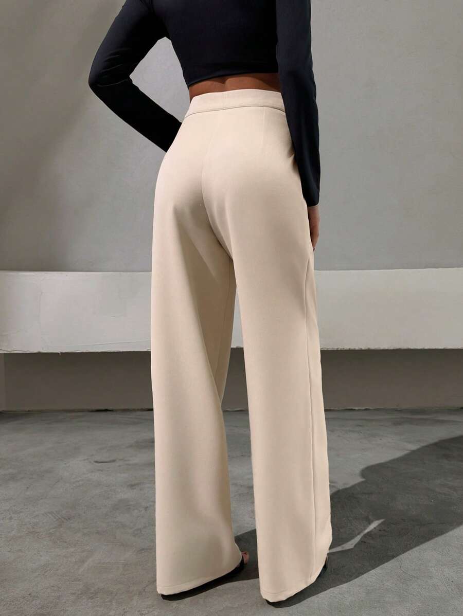 Raka byxor med bältdetalj