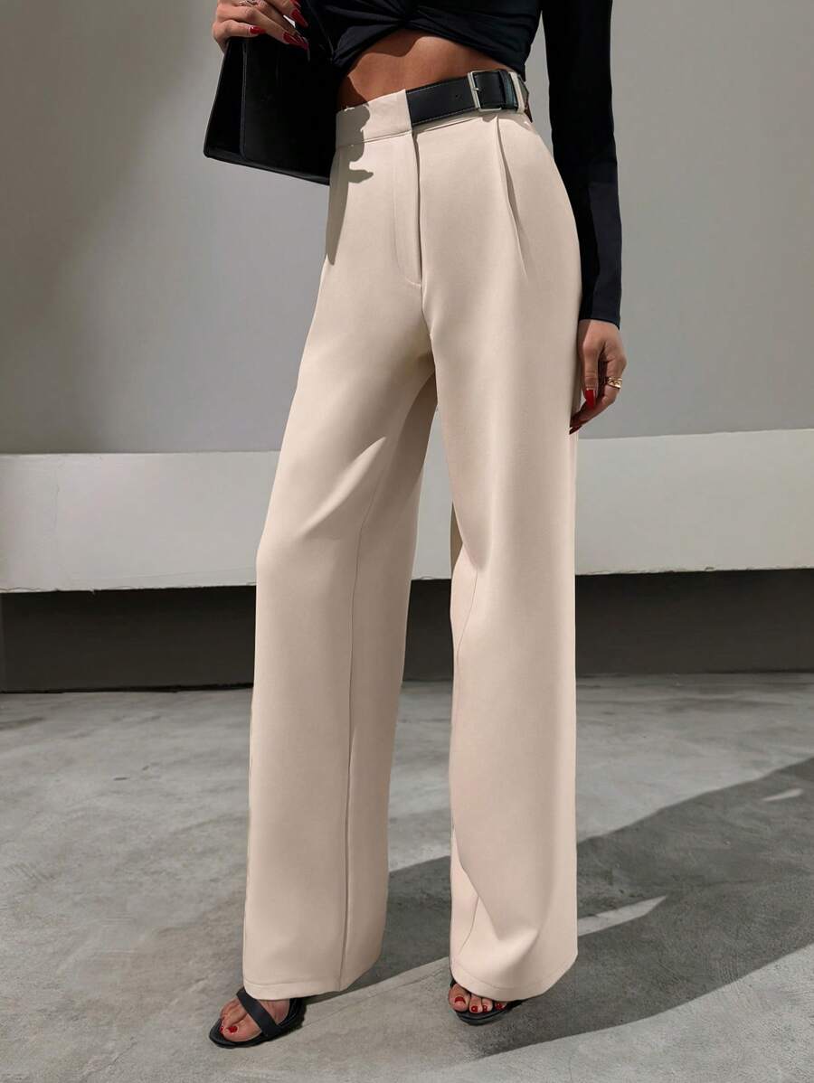 Raka byxor med bältdetalj