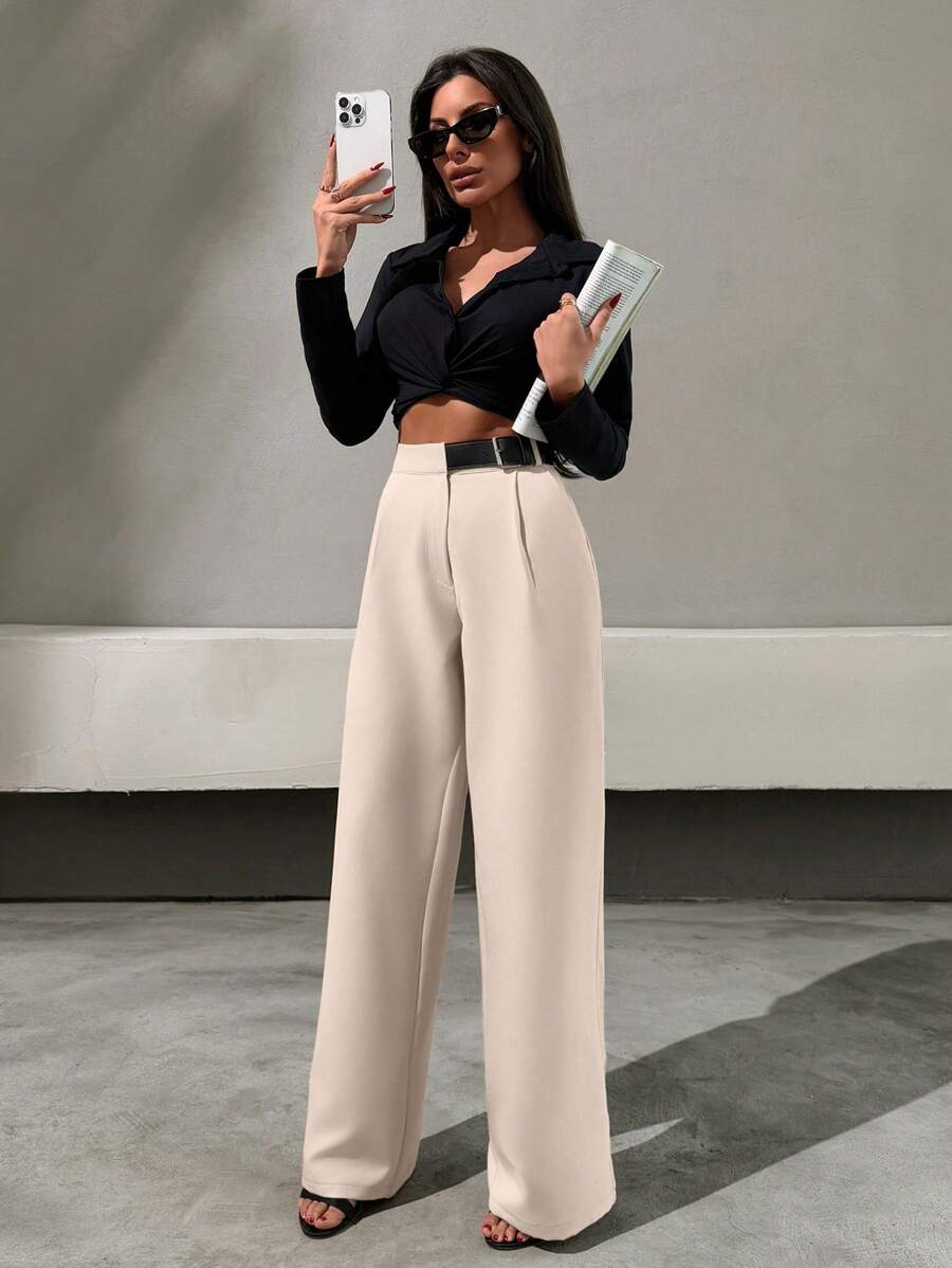 Raka byxor med bältdetalj