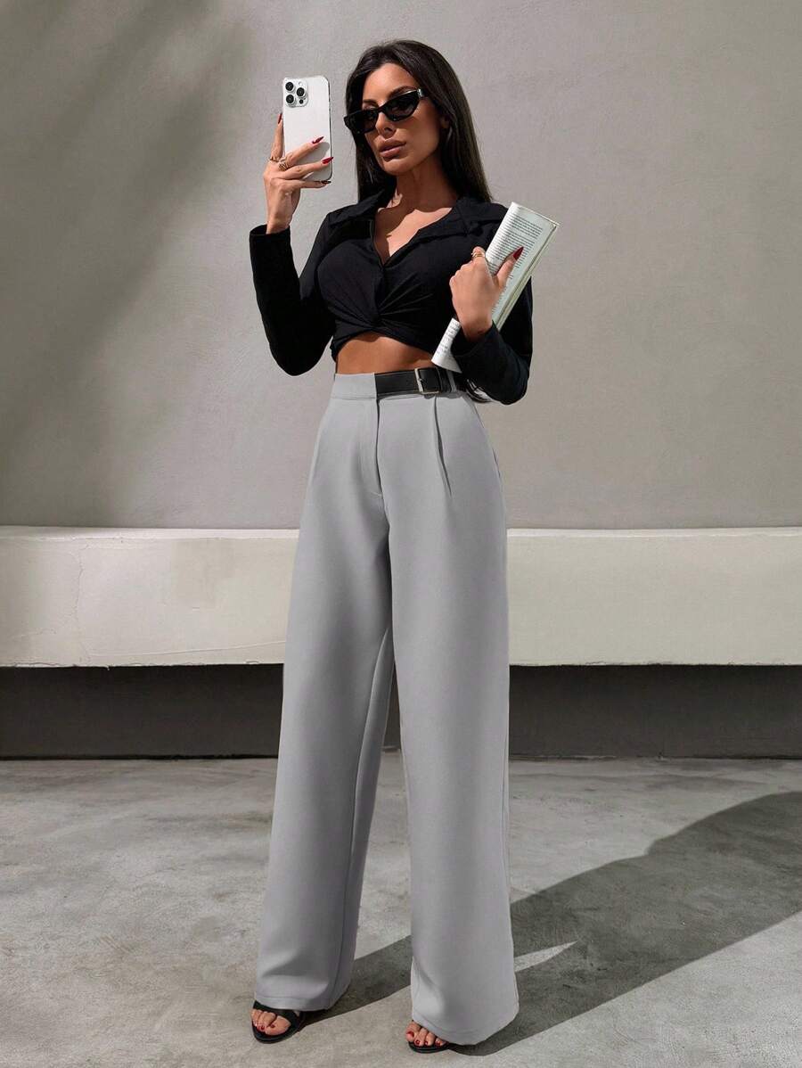 Raka byxor med bältdetalj